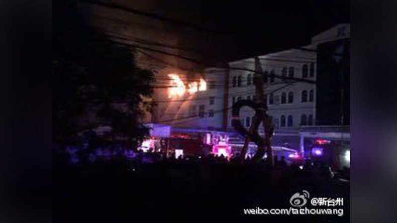 Fighter jet crashes into building in China (PHOTOS)