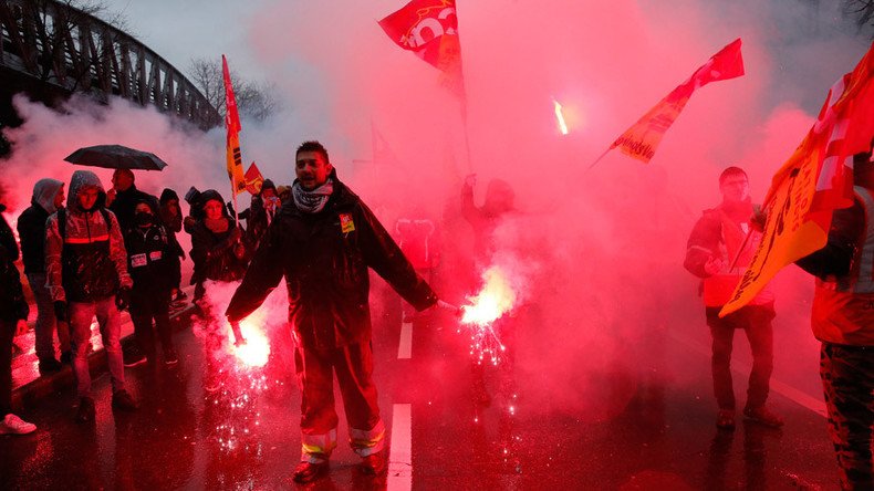 French railway workers announce ‘unlimited & renewable’ weekly 48-hour strikes