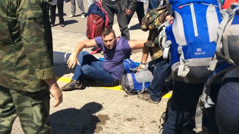 Russian opposition figure Navalny hit, fellow activist injured in mass brawl with 'Cossacks' (VIDEO)
