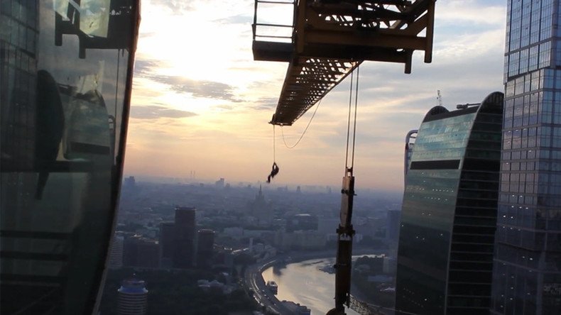Russian daredevil films death-defying ‘spiderman’ crane swing over Moscow (VIDEO)