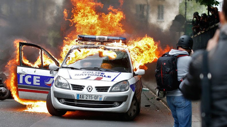 Paris police car set ablaze as officers protest brutality against them (VIDEOS, PHOTOS)