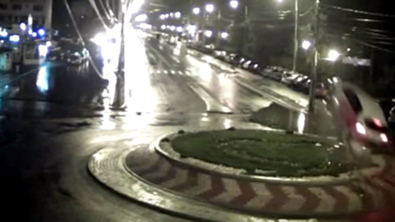 Fast & furious: Urban racer launches off roundabout with spectacular style (VIDEO)