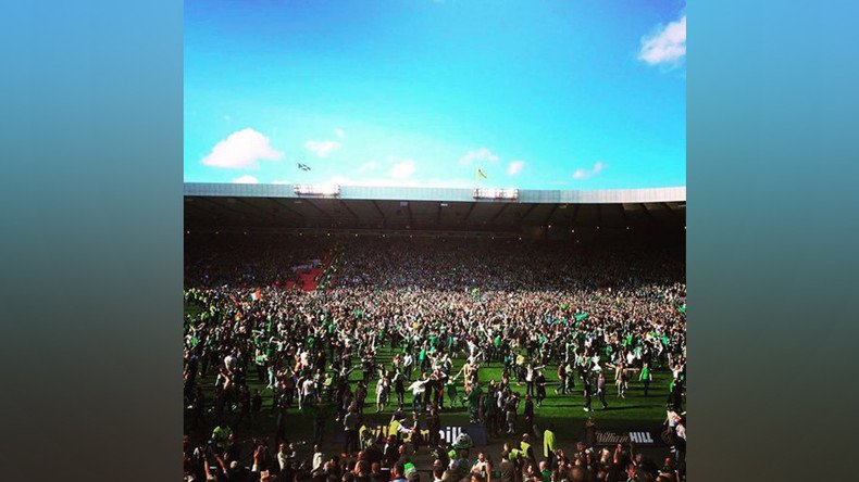 Scottish Cup final ends in violence after football fans storm the pitch (VIDEO)