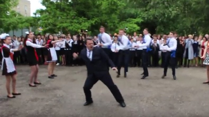 School head wows internet by leading ‘last bell’ dance with pupils (VIDEO)