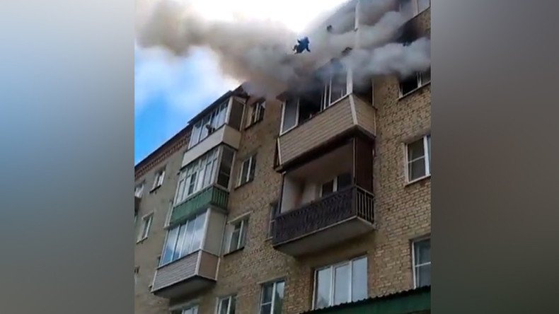 Family with children jumps from burning 5th floor in horrifying footage (VIDEO)