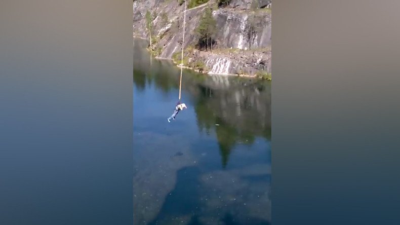 Faulty bungee smashes teenage girl into rocks (VIDEO)