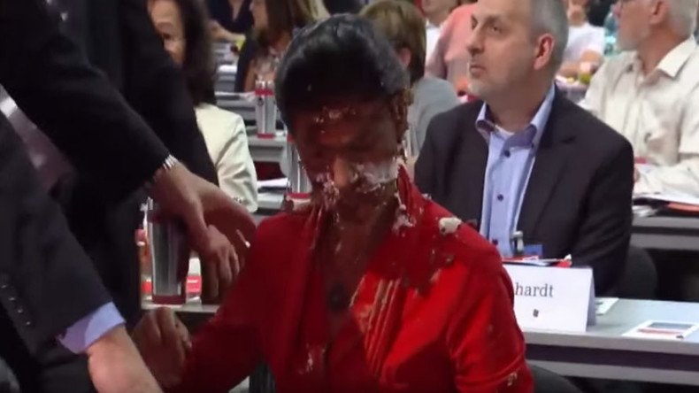Activist throws chocolate cake in German Left Party leader’s face at congress (VIDEO)