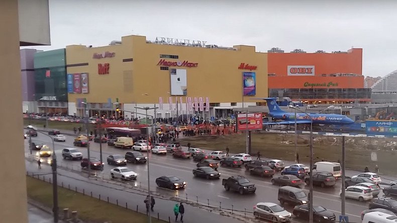 Hundreds evacuated from major shopping mall in Moscow ‘over bomb threat’ – sources
