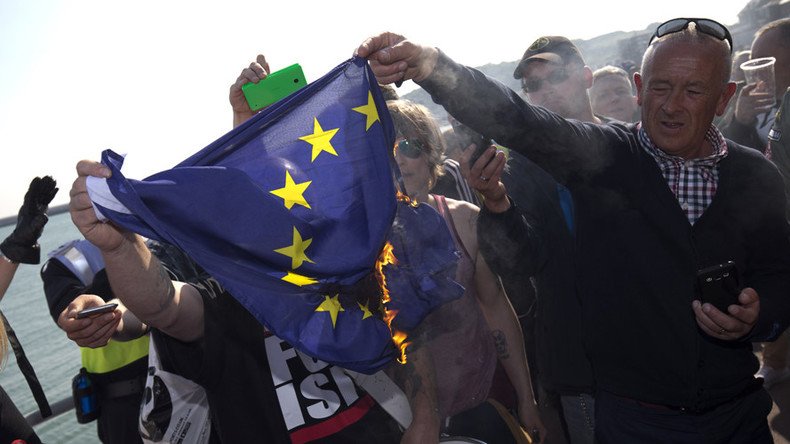 Protesters chant ‘no more refugees’ & burn EU flag at pro-Brexit demo