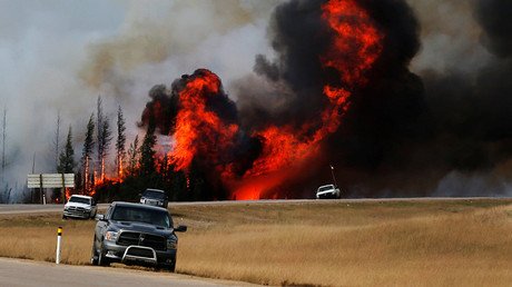 Alberta wildfires expected to burn for months, threaten oil sands mines (VIDEOS)