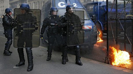 Molotov cocktails & teargas: Anti-labor reform protesters clash with police in Paris