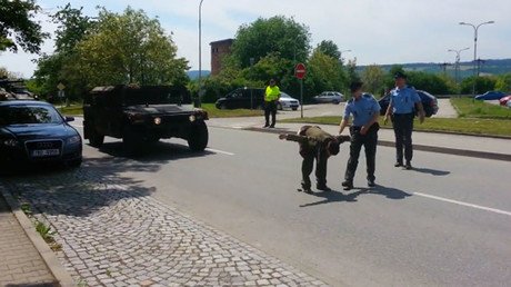 Czech veteran moons US convoy in anti-Nato protest (VIDEO)