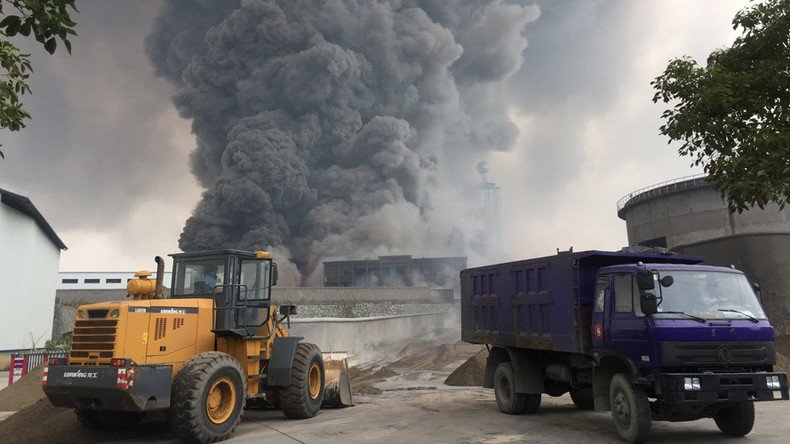 Huge blaze billowing smoke rips through Chinese chemical plant (VIDEO)