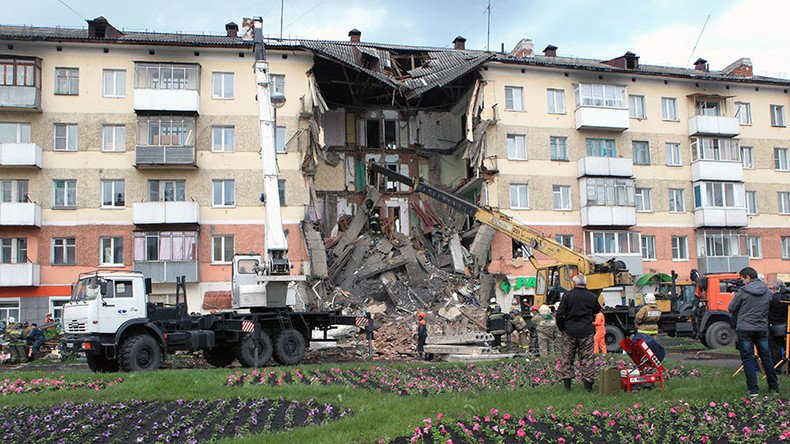 Moment of fatal Siberian apartment block collapse caught on dashcam (VIDEO)