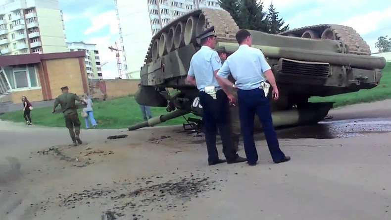 Nothing unusual, just a T-80 tank overturned near Moscow in road mishap (VIDEOS, PHOTOS)