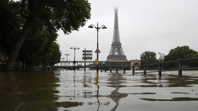 French deluge: Louvre closes down, thousands flee homes amid state of emergency