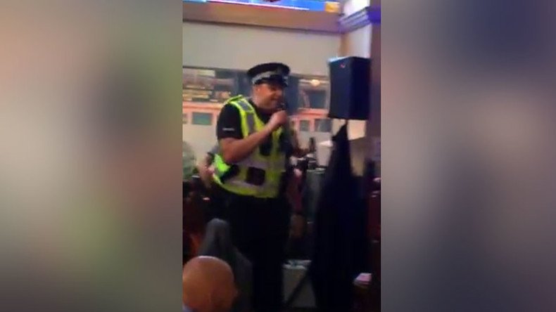 Karaoke cop: Policeman breaks up Glasgow bar fight & belts out disco classic (VIDEO)