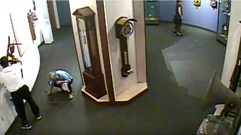 Not the time or the place: Grab-happy visitor wrecks museum’s clock display (VIDEO)