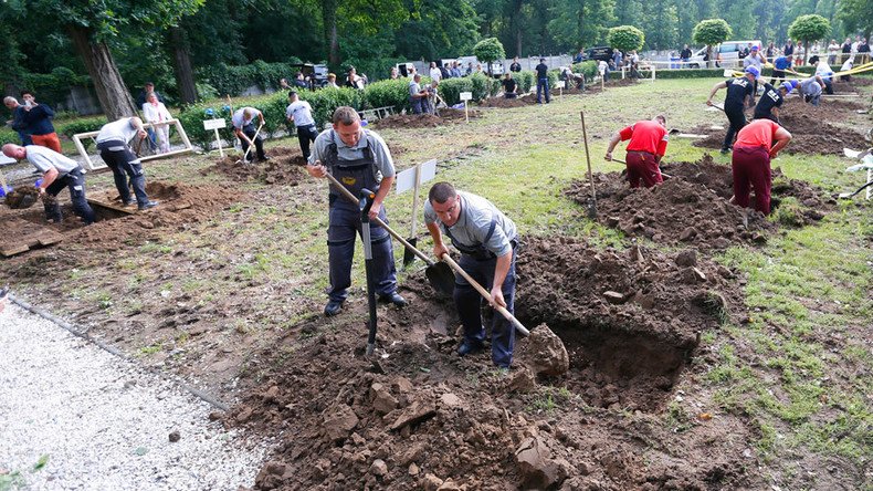 Race to the bottom: Hungarian undertakers move heaven and earth in grave-digging contest (VIDEO)