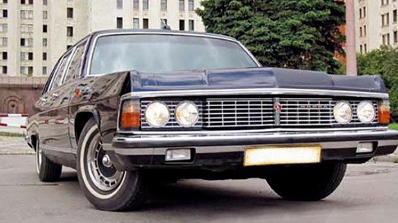 Vintage limo police chase ends with shot tire outside the Kremlin (VIDEO)