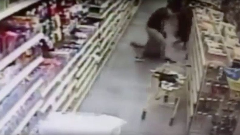 Shocking child kidnap attempt foiled by mother in grocery store (VIDEO)