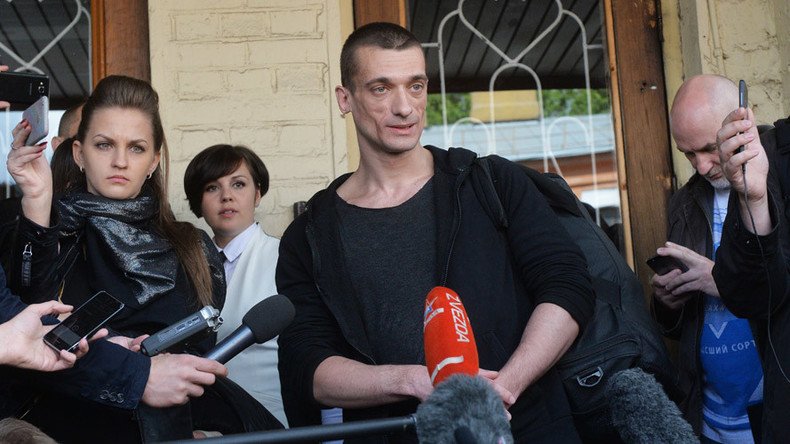 Radical performance artist who started fire at Russian FSB HQ entrance set free on bail