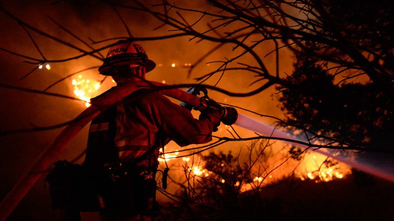 600-acre Tenderfoot wildfire causes home evacuations closeby in Yarnell, Arizona