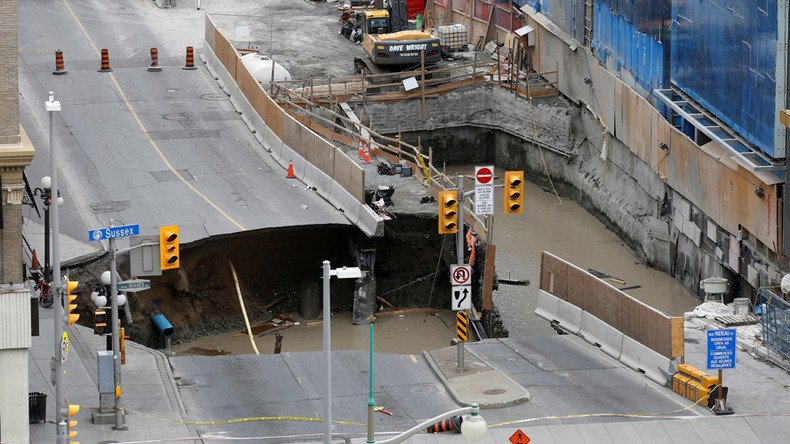 Giant sinkhole opens up near Canada’s parliament in central Ottawa (VIDEO)