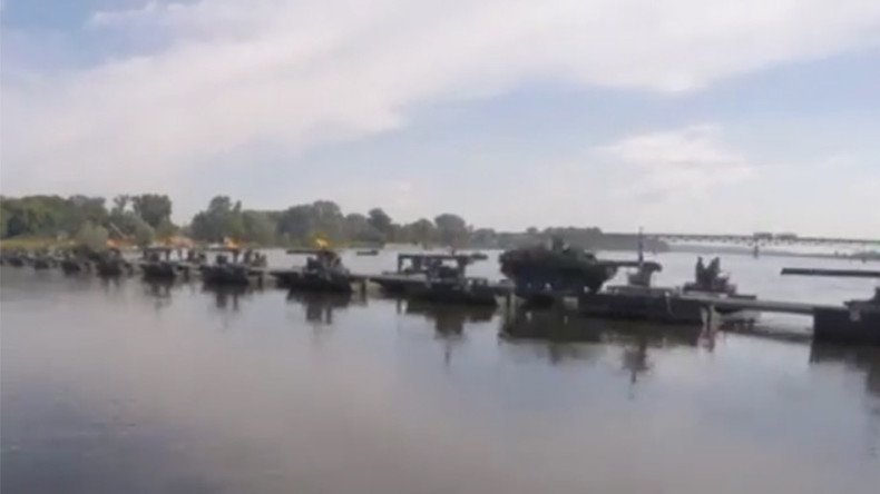 Anaconda bridge: NATO troops build floating rig over Polish river in war games (VIDEO) 