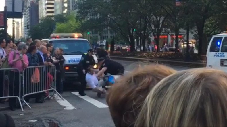 NYPD tackle stunned city cyclist for approaching Obama motorcade (VIDEO)