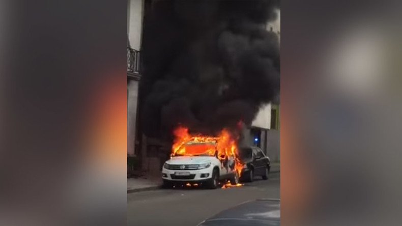 2 police cars set ablaze in Brussels’ mostly Muslim district of Molenbeek (VIDEOS)