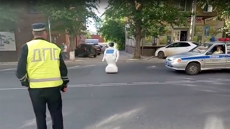 Robot escapes testing grounds, disturbs traffic in Russia (VIDEO)