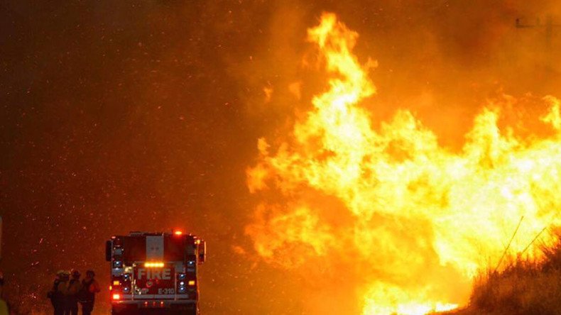 Whirling ‘fire devil’ spotted as California bush blaze rages (PHOTOS, VIDEOS)