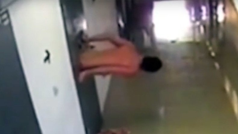 Slim chance: Naked detainee escapes jail via tiny window for food delivery (VIDEO)