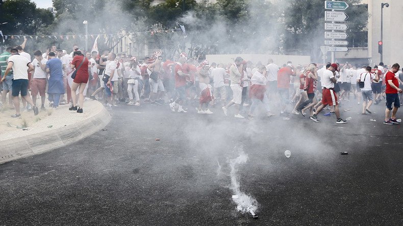 French police deploy tear gas & water cannon on feuding Polish football fans (PHOTOS, VIDEOS)