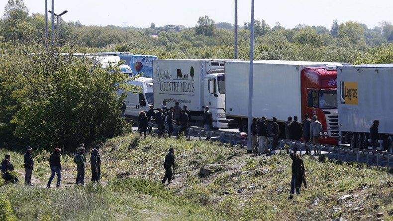 Brits kicked out of France for ‘stoking tensions’ between police & Calais migrants