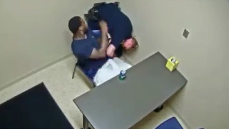 Murder suspect attempts to grab officer’s gun while in custody (VIDEO)