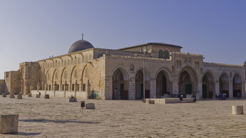 Palestinians clash with police as Jews try to access Al-Aqsa Mosque in Jerusalem