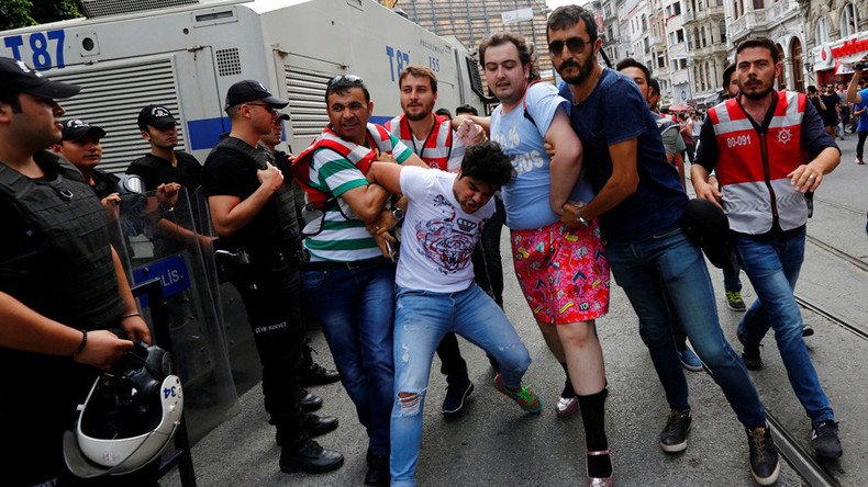 Tear gas, arrests reported in Istanbul as activists flock to banned Gay Pride march (PHOTOS, VIDEO)