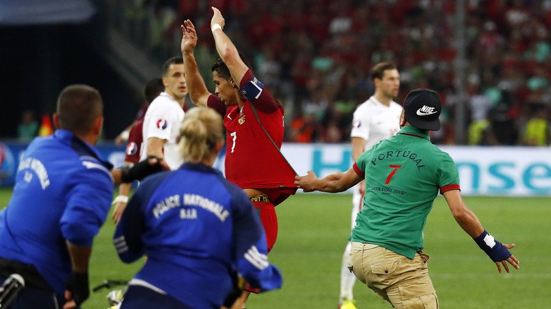 Free hugs for Ronaldo? Fan breaks onto pitch amid Portugal vs Poland matchup (VIDEO)