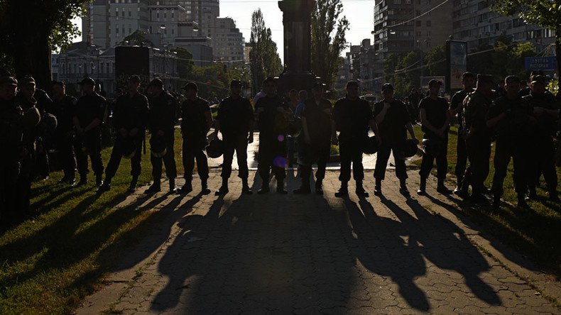 Armed fighters demanding warlord’s release block Kiev court