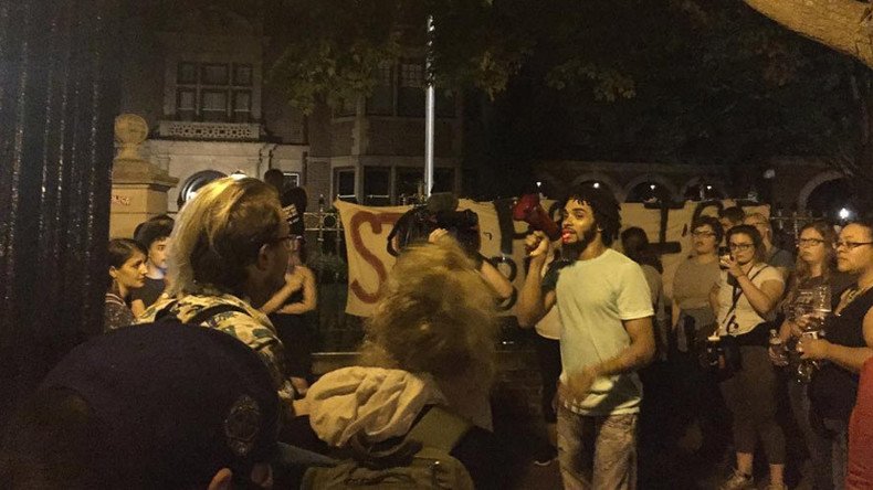 200+ people turn up at #PhilandoCastile killing spot, Minnesota governor reportedly evacuated