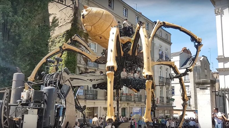 38-ton spider draws large crowds in France (VIDEO)