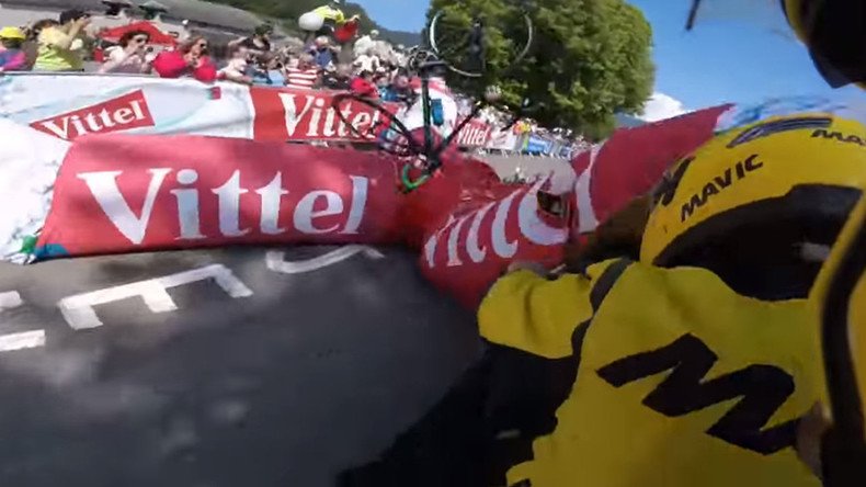 Promo banner crashes on British cyclist at Tour De France (VIDEO)