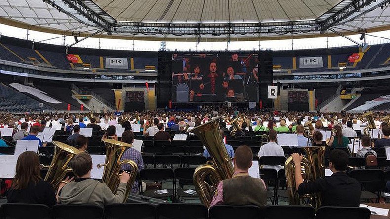 Mass orchestra snares world record with 7,500 instrument performance (VIDEO)