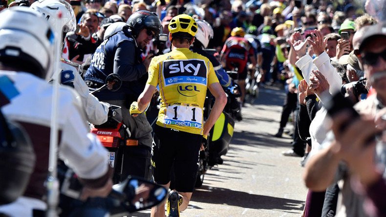 Tour de France leader Froome ran 1km to finish line after crashing into TV motobike (VIDEO, PHOTOS)
