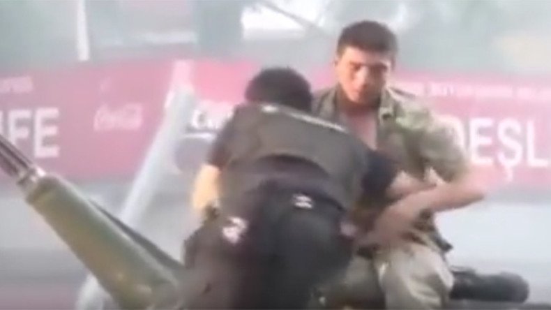 Turkish cop pulls coup tank soldier to safety from angry crowds (VIDEO)