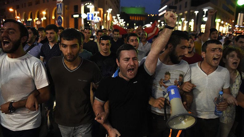 Protesters clash with police in Yerevan amid ongoing hostage situation