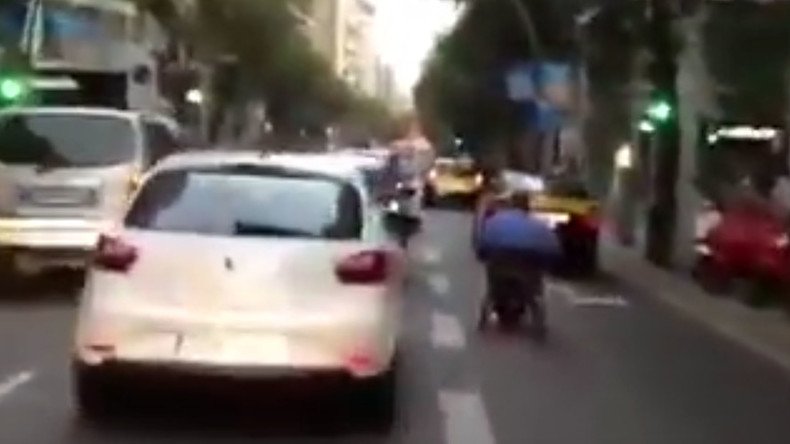Wheelchair speedster: Mobility scooter whizzes between cars on busy Spanish street (VIDEO)