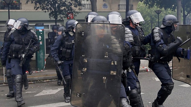 Police & youths clash in Paris suburbs after death of 24yo man 